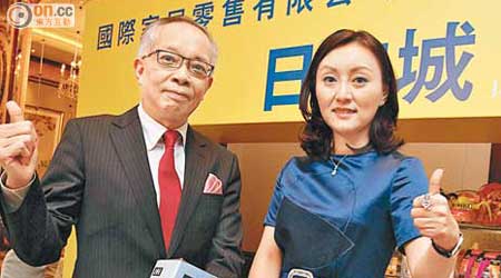 國際家居零售主席劉栢輝（左）表示，集團在港毋須搶租貴舖。右為副主席魏麗霞。（梁鵬威攝）