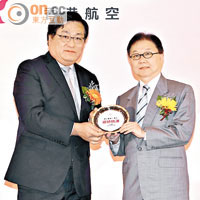香港管理專業協會總裁李仕權（右）