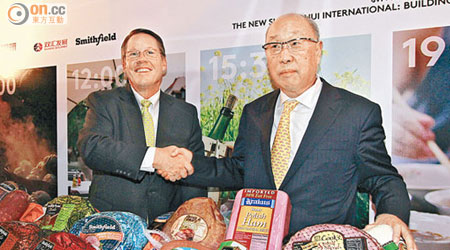 雙匯國際主席萬隆（右）指，暫未有具體上市計劃。左為史密斯菲爾德首席執行官Larry Pope。（潘國禮攝）