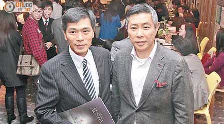 會地黃光耀（左）與新世界營業及市務總監楊文（右）昨於THE AUSTIN售樓處督師。（孫冰玉攝）