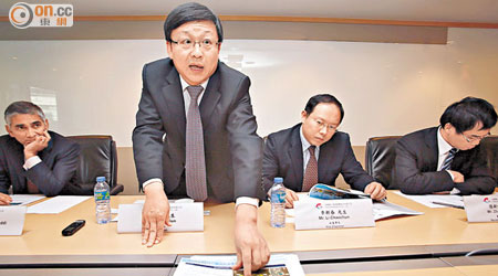 洛陽鉬業董事長吳文君（左二）表示，洛鉬將受惠國家對不銹鋼及特種鋼生產的鼓勵政策。（盧志燊攝）