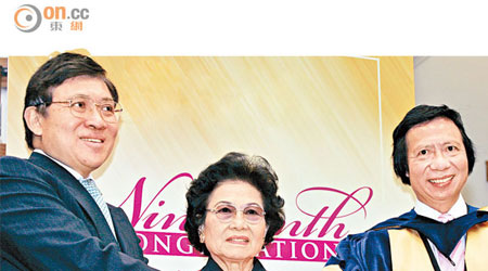 新地兩位主席兼聯席董事總經理郭炳江（右）及郭炳聯（左），各獲6.36%新地股權。圖中為郭老太鄺肖卿。（資料圖片）