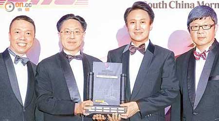 大新銀行集團董事總經理兼行政總裁王祖興（右二）獲頒香港商業獎之「傑出管理獎」。