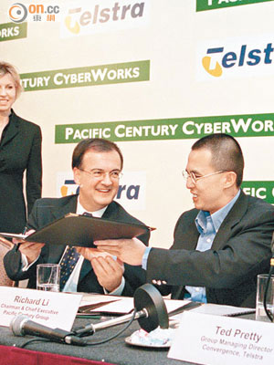 電盈主席李澤楷（右）於○○年與時任Telstra行政總裁的Ziggy Switkowski（中）開展合作時，曾希望借CSL共同拓展亞洲市場。（資料圖片）