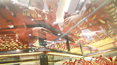 「中國大媽」搶金熱下，刺激中國黃金消費。（中新社圖片）
