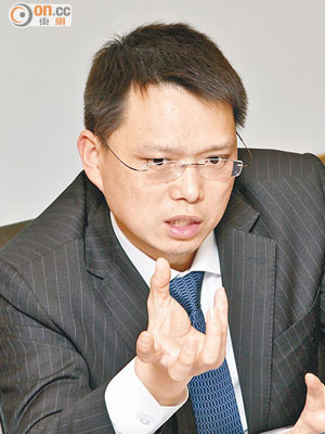 海通香港董事總經理章宜斌表示，再度減免基金投資管理費用。（潘國禮攝）