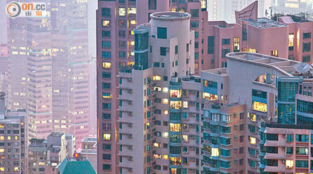 樓市辣招嚴重打擊下，香港豪宅市場顯著降溫。
