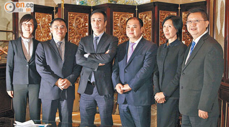 四環醫藥車馮升（左三）重申，併購是公司重要發展策略。（潘國禮攝）