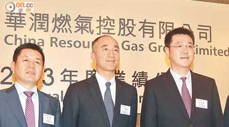 華潤燃氣主席王傳棟（左二）指，天津售氣量潛力巨大。（羅錦鴻攝）