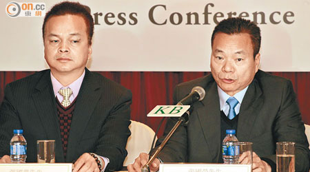 建滔積層板主席張國華（左）稱，今年覆銅面板產能將增至1億張。右為建滔化工主席張國榮。（袁志豪攝）