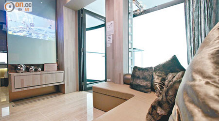 COHO單位客廳與房間之間以電控玻璃分隔，增加空間感。（蔡綺琳攝）