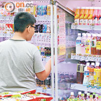 有出售韓國熱門食品的阿信屋稱，本月中將鐵定加價。（資料圖片）