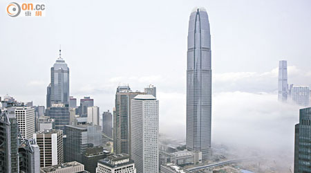 「滬港通」雖可鞏固香港的金融中心地位，但面對全球競爭，長遠仍充滿陰霾。