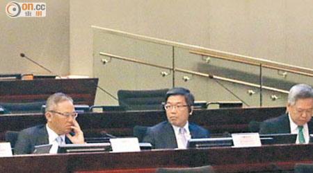金管局總裁陳德霖（左一）重申，今年是投資困難的一年。（梁鵬威攝）