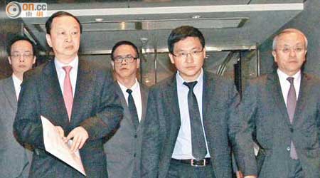 中信泰富主席常振明（前排左一）表示，收購母公司資產進程已完成一半。（潘國禮攝）