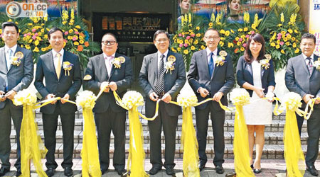 長實劉啟文（左四）及郭子威（右三）昨出席美聯中國於深圳的環宇海灣專門店開幕儀式。