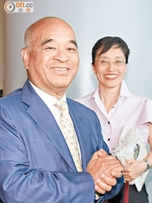 新世界發展主席鄭家純（左）稱，擬將供股籌集資金用於增加土地儲備、重建新世界中心等。