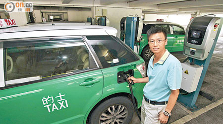 新星的士管理公司董事陳偉明表示，電動的士除了較環保外，性能亦勝一籌。（孫冰玉攝）