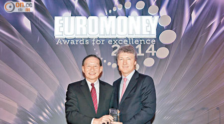 滙豐奪得「亞洲最佳銀行」獎項，難怪王冬勝（左）同范禮泉（右）兩人都笑容滿面。