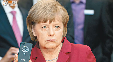 德國總理默克爾（圖）飽受竊聽之苦，聲稱較保密嘅黑莓手機成為佢嘅新寵！