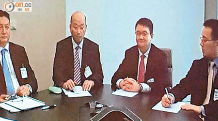 華虹主席傅文彪（左二）透過視像會議表示，計劃集資後增加產能以應付客戶需求。