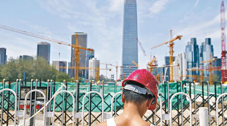 受內房調整拖累，中國第三季經濟增長放緩。（中新社圖片）