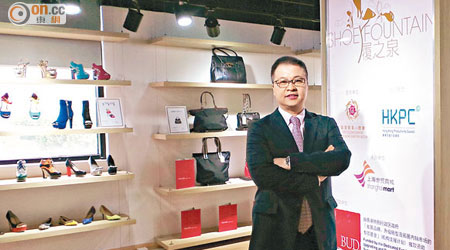 香港鞋業總會會長梁日昌擔心聖誕節的零售銷情。
