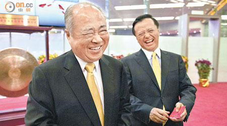 滬港通終於開得車，相信港交所主席周松崗（左）同CEO李小加（右）一定好興奮！（資料圖片）