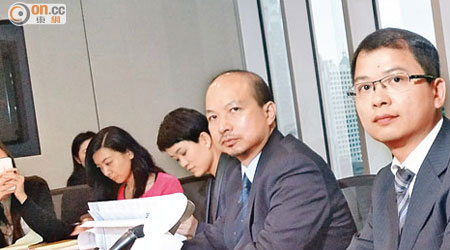 惠譽王長泰（右一）料，一五年壽險新業務保費收入有雙位數字增長。