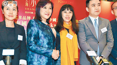 小南國王慧敏（中）指，收購Pokka HK對打入年輕人市場起重要作用。右二為行政總裁康捷，左二為Pokka HK黃水晶。