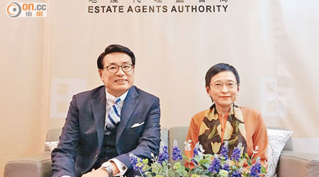 地監局新主席梁永祥（左）稱，希望代理行業變得更專業化。右為韓婉萍。