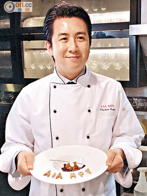 友邦強積金CEO馮裕祺大顯廚藝，示範整紅酒煮冬瓜。
