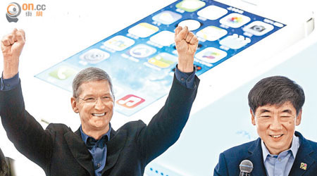 分析指出，Apple與中移的合作開始顯現優勢。左為Apple行政總裁庫克，右為中移董事長奚國華。（資料圖片）