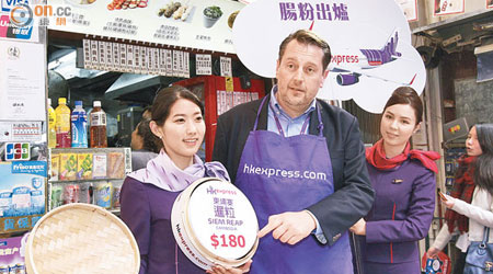 HK Express公布新增柬埔寨航線。中為行政副總裁Andrew Cowen。（潘國禮攝）