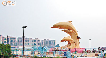 海豚廣場擺放三條海豚雕像，是區內一個重要景點。