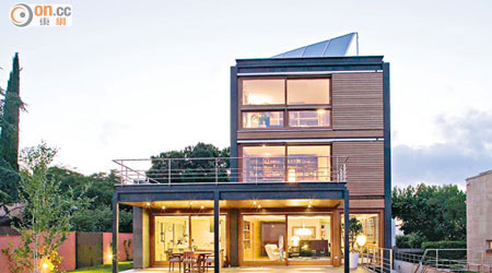 P House靈活運用木材與金屬，打造一幢溫暖亮眼的別墅。