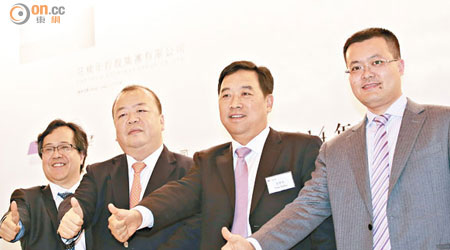 身兼花樣年及彩生活主席的潘軍（左二）稱，彩生活目標今年成為全球最大物業管理公司。（胡家豪攝）