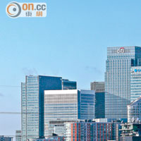 多間銀行總部坐落東倫敦的金絲雀碼頭。