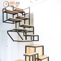 Object Élevé<br>為設計師Just Haastnoot位於Wassenaar的家居而設計，工作台及樓梯連成一體，充滿工業味的一件裝置。