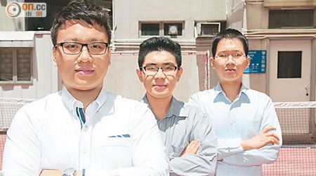 珠海學院三位財金系學生揀選了近期熱炒的中資股。圖左起為Aaron、Ryman及Kenny。（袁志豪攝）