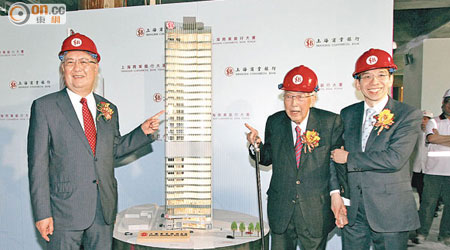 92歲嘅上商董事長榮鴻慶（中）行足5層樓無難度，連阿仔榮智權（左）都話佩服！