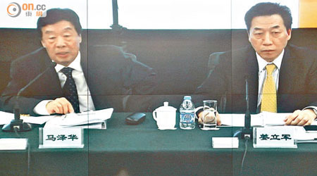 中國遠洋預期航運股業績將持續低迷。螢幕左為中國遠洋董事長馬澤華。