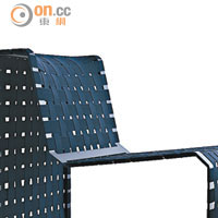 Stripe Tease椅子 <br>設計簡約，以金屬架、尼龍為材料，椅背上繫了尼龍鬆緊帶，當用家躺下去時，背部可以更為舒適。