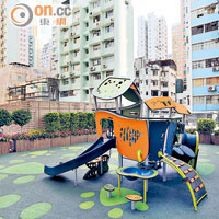 兒童遊樂場活動空間充足。