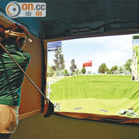 室內高爾夫球場模擬大銀幕有一百吋。