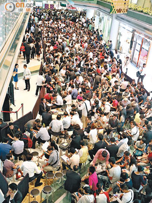 峻瀅II首日銷售吸引大批買家到場，擠滿商場中庭。（袁志豪攝）