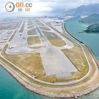 蘇澤光指香港機場不能因為無位讓飛機升降，而喪失航空樞紐的地位。