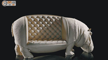 以1：1比例製作的「THE HIPPOPOTAMUS CHAIR」，座位部分為河馬的身軀，充滿玩味。