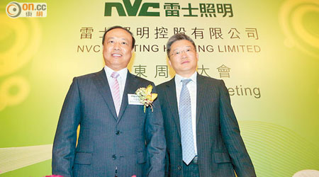 雷士董事長王冬雷（左）表示，公司期望進軍國際市場。右為副總裁兼首席財務官談鷹。（鄧宇航攝）