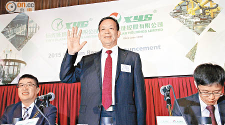 信義玻璃主席李賢義（中）對行業前景有信心。左一為行政總裁兼執行董事董清世。（潘國禮攝）